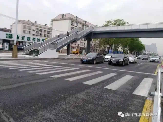 (投入使用后的路北实小天桥 )