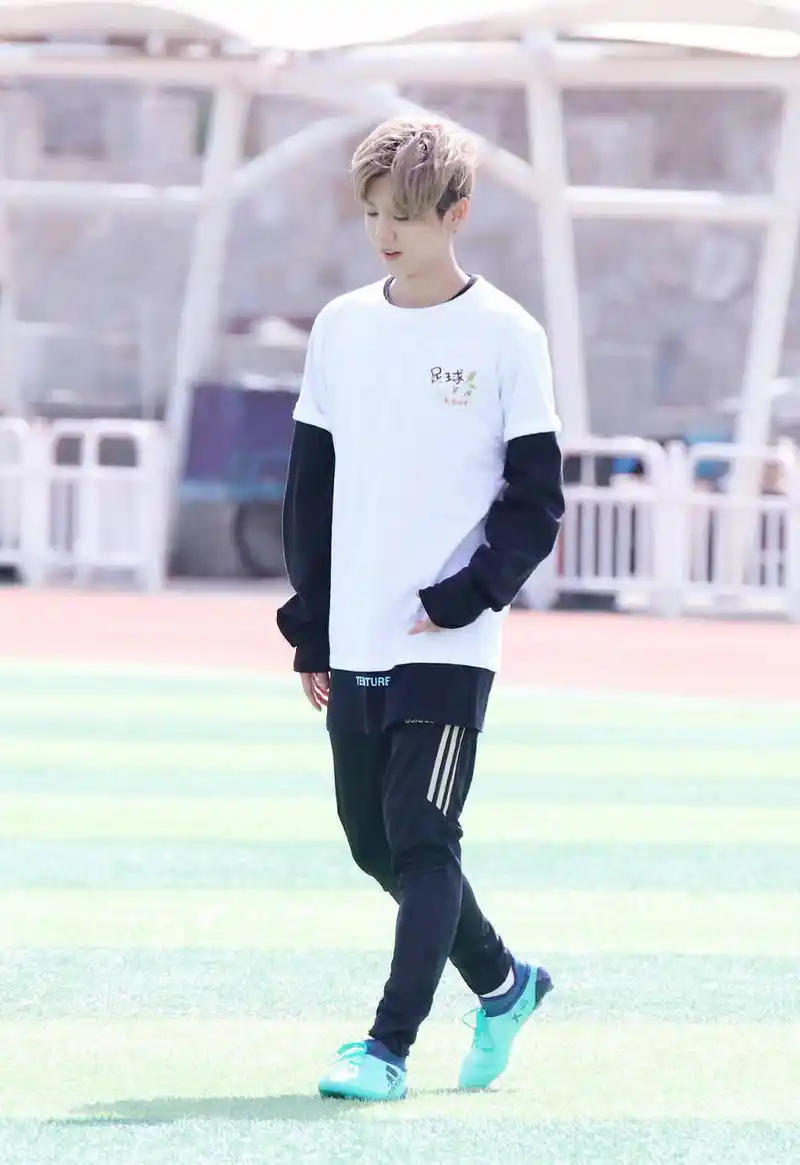 简介:鹿晗母校公益活动照片,分享一组鹿晗图片给大家,图中的明星图片