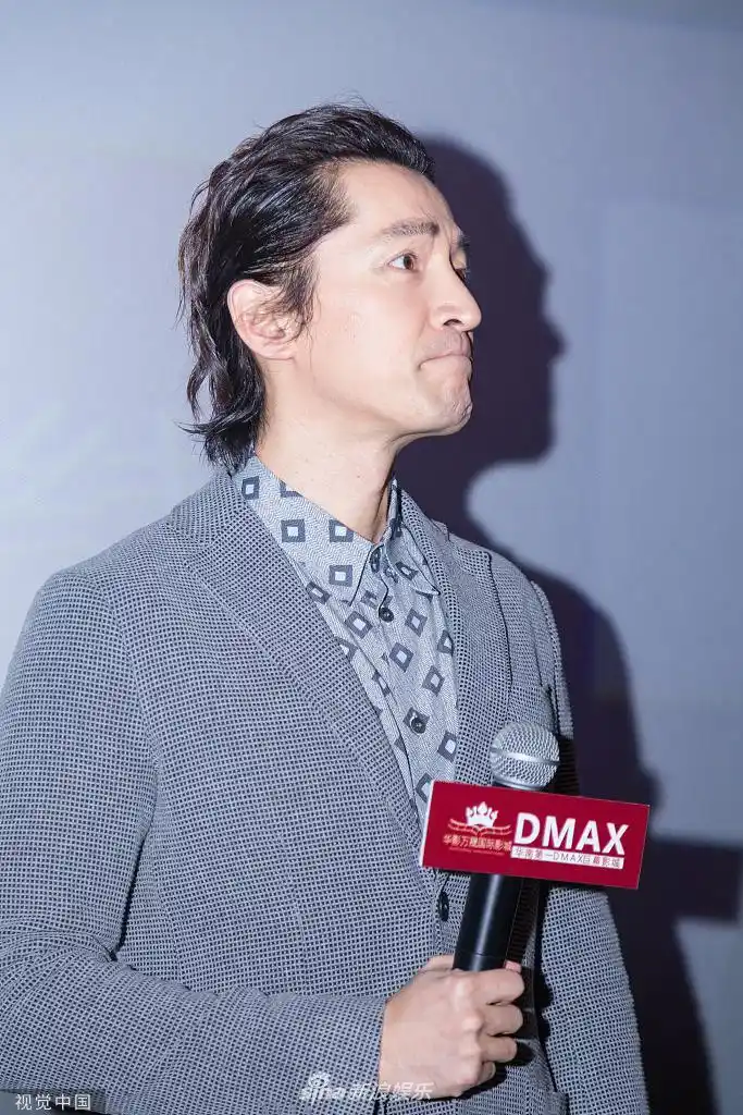 胡歌放飞自我后帅气亮相