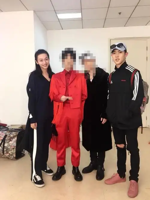 关于马伯骞身高 以下是他跟别人的同框合集 挑选的都是平底.