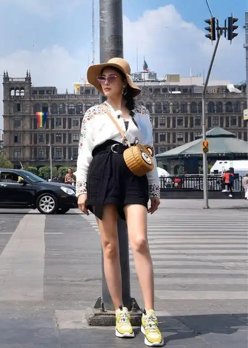 作为百变女神的张雨绮无论是正式场合还是日常通勤,她的穿搭总是能够