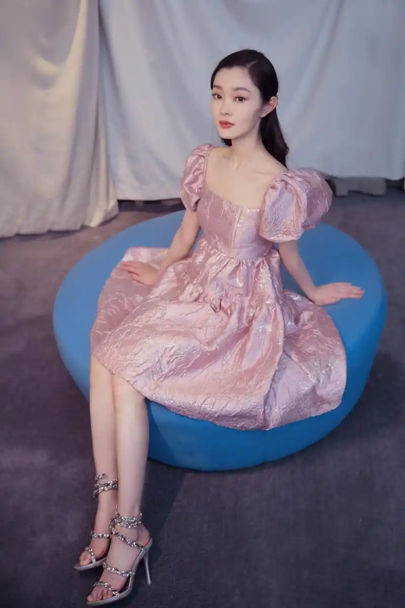宋轶30岁状态还这么好穿泡泡袖连衣裙美成小公主一字锁骨惊艳
