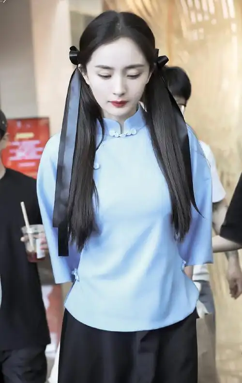 杨幂民国学生造型美上热搜扎双马尾好像清纯女大学生