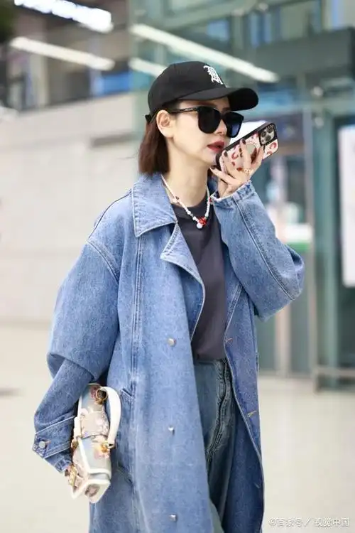 戚薇真会穿!牛仔风衣 黑色t,酷劲拉满霸气亮相
