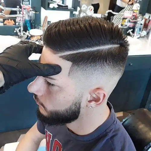 英式男生渐变复古油头,2017最流行的发型之一