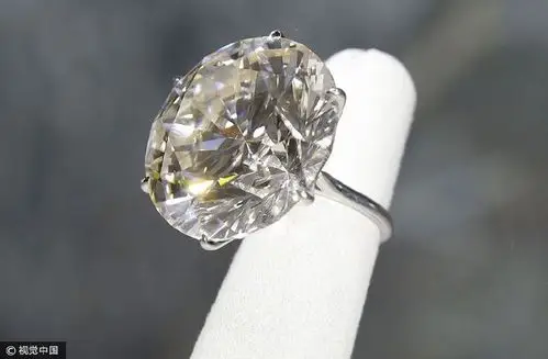 110克拉"世界最大"圆形切割钻戒.  图片来源:newscom/视觉中国