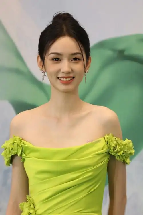 周也拿着奥特曼点名##小朋友用儿童手表拍周也#也