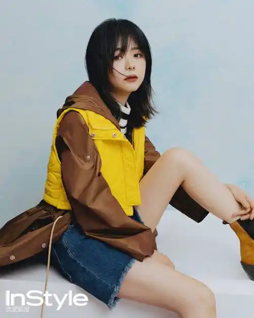 谭松韵春日甜酷运动感大片释出在可爱软糯和小性感中来回穿梭非常养眼