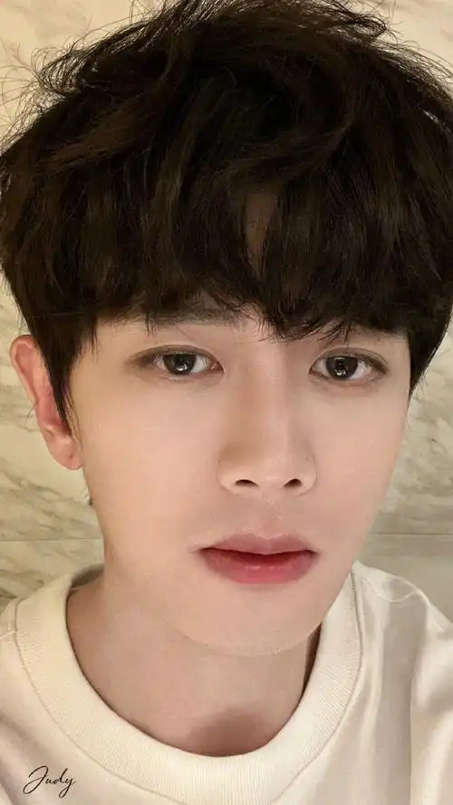 任嘉伦超话如此嚣张的卡大头怼脸自拍,有几个人敢,还能这么好看看的我