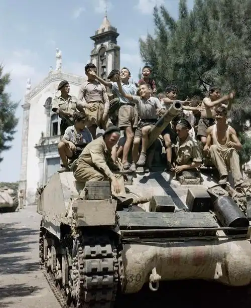 罕见的彩色照片二战时期:战争生活的人们