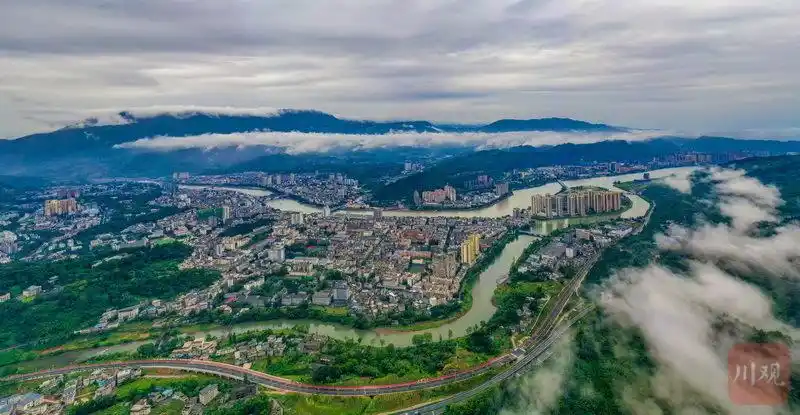 打开凤凰新                     雾中雅安_全景图 8月12日,经历一场