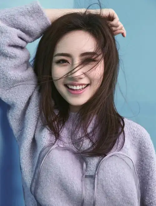 刘惜君现身北京机场,黑色绑带露腰上衣搭阔腿牛仔裤,酷劲十足!