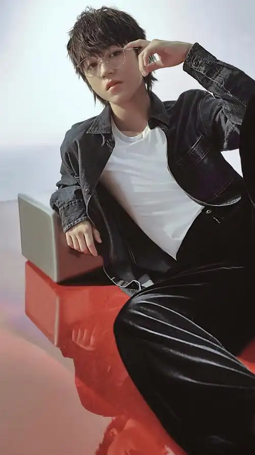 王俊凯×《时尚先生esquire》7月刊×饭修cr:logo