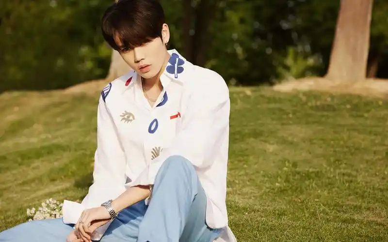 林彦俊清爽白衣少年桌面壁纸