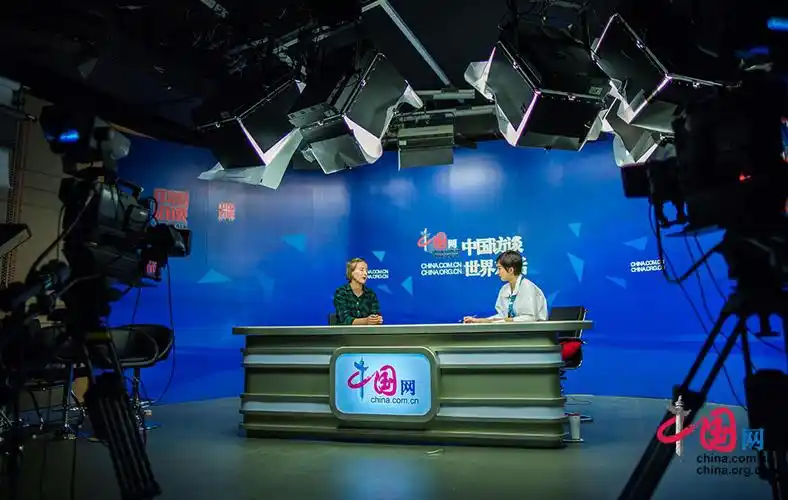 3月2日,中国网中国访谈主持人在演播室制作全国"两会"相关节目.