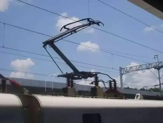 受电弓可分单臂弓和双臂弓两种,均由滑板,上框架,下臂杆(双臂弓用下