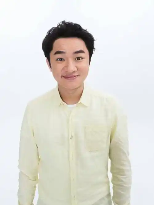 黄轩的鼻子其实也并不好看,和众多男明星的鼻子比起来,甚至可以说有些