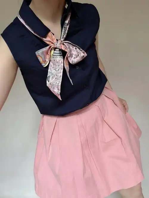 marni 与 优衣库联名合作系列,藏蓝上衣 配 粉色小短裙