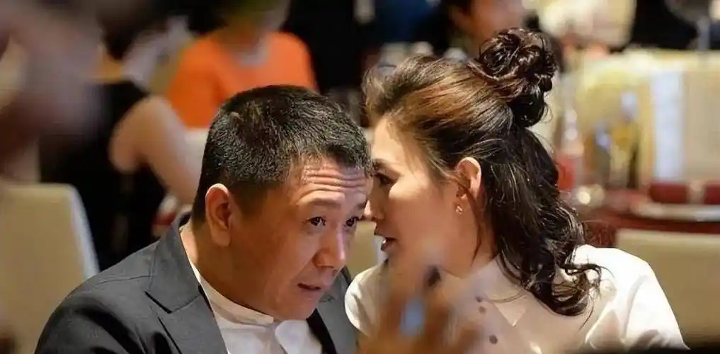 李小冉与比富豪大6岁的丈夫一起出席了活动,她精致如女孩,老公如父亲