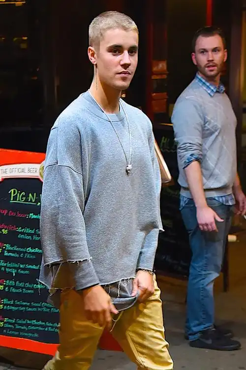 贾斯汀比伯剪短发亮相纽约街头新发型遭粉丝吐槽