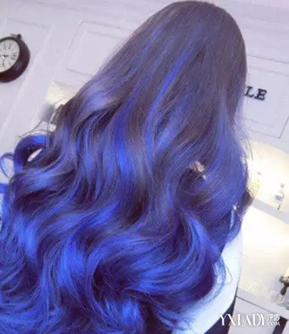 炫黑蓝色头发盘点黑蓝色女神发型更显出众