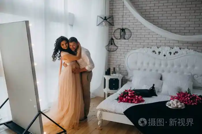 幸福夫妇拥抱在家