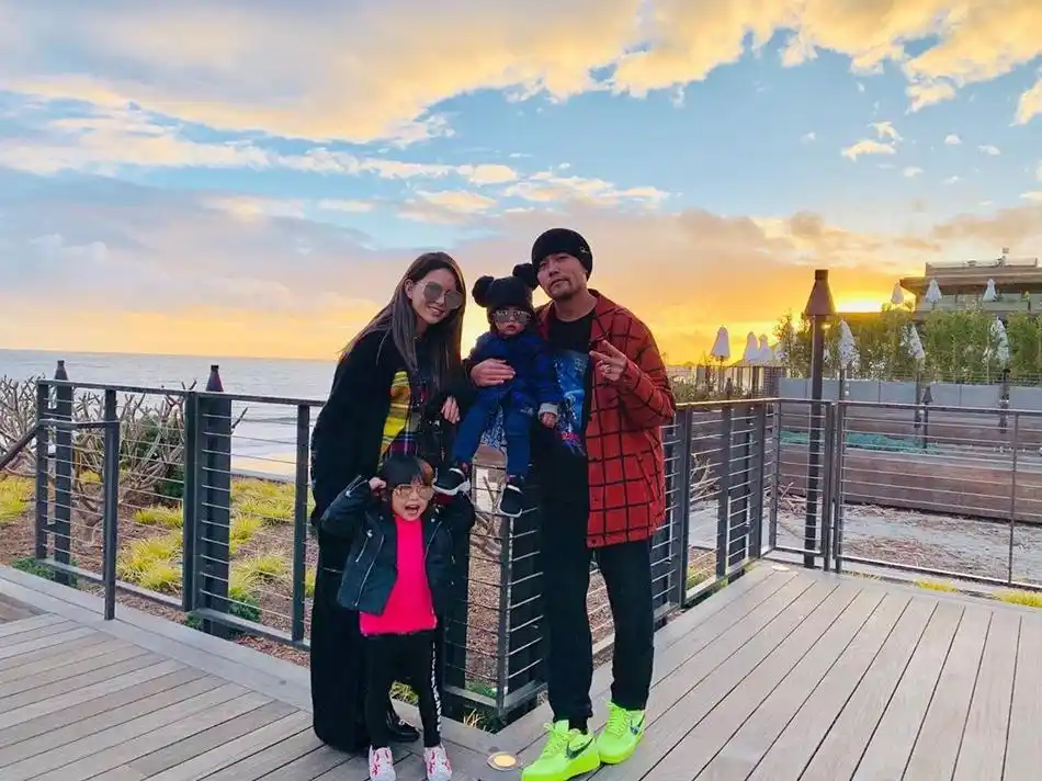 3月8日,周杰伦晒出一家四口的合照庆祝三八节,照片中四人手拉手背影