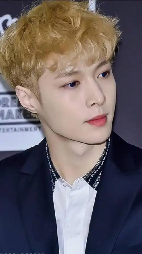 张艺兴金发侧颜#绝美收藏图 我的最爱[爱你. 来自xback默轩 - 微博