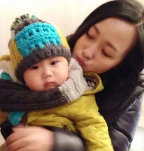 潘长江的女儿潘阳与儿子亲密互动,已经是妈妈了还是依旧清纯!