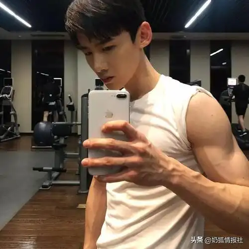 在综艺《现在就出发》中,白敬亭展示出自己的肱二头肌向身后的沈腾"