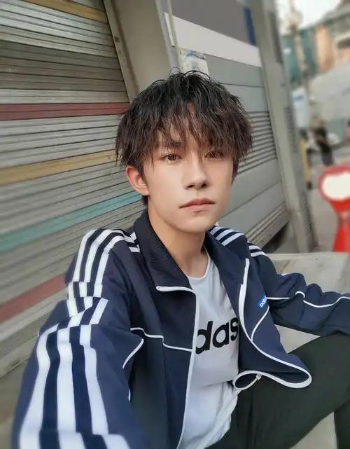 > 易烊千玺最新7月自拍照图片(1/2)