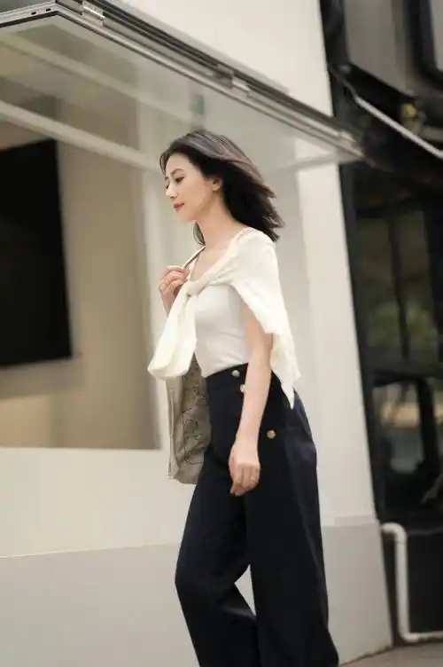 165高圆圆带火了一种减龄穿法:老头背心 阔腿裤 针织衫,好洋气_牛仔裤