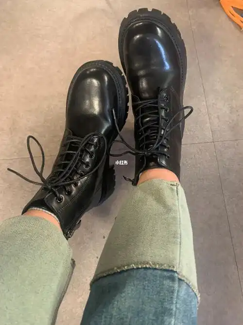 上班走了一路,靴口那里把脚踝都磨破皮了,痛死了#马丁靴 #不二鞋坊