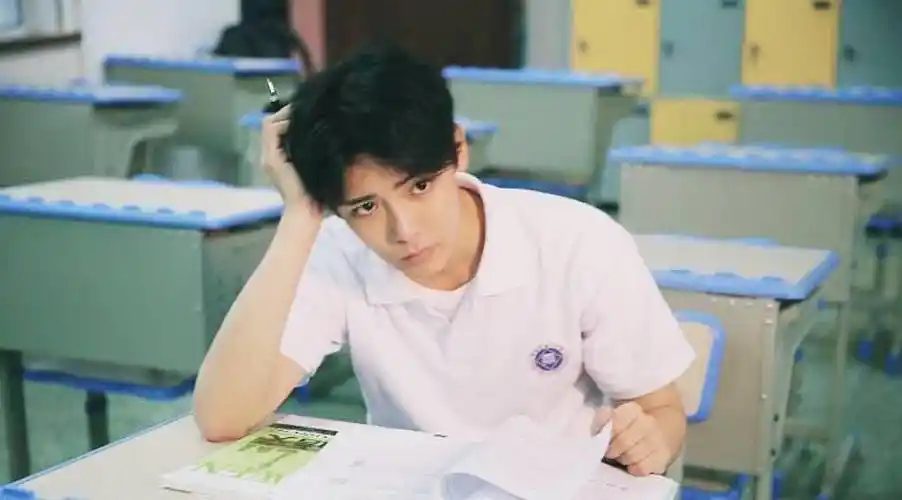 原创《回到过去拥抱你》定档6月28,侯明昊穿上校服成帅气校草!