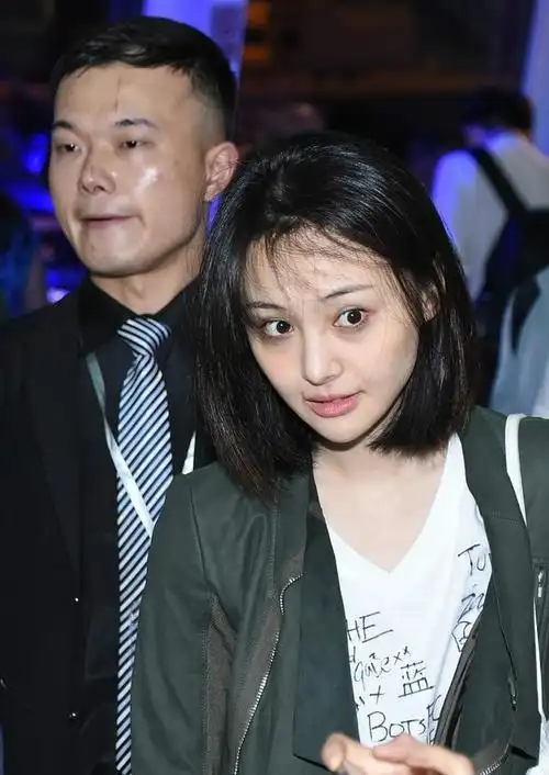 郑爽素颜亮相暴露黑眼圈和痘痘 斗鸡眼宛如憨豆先生搞怪逗趣