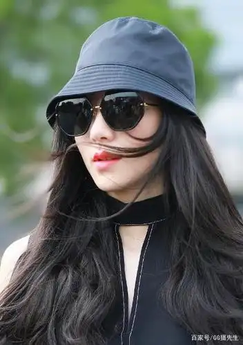 热巴等众多明星都钟爱的渔夫帽,夏季必备,不会选择和搭配同样废