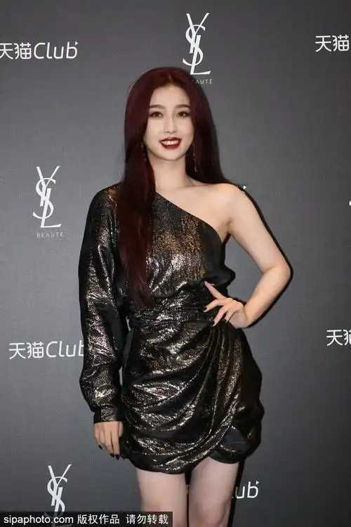 虞书欣副乳帮我修一下虞书欣活动生图今年首次穿露肩装的欣欣子喊话