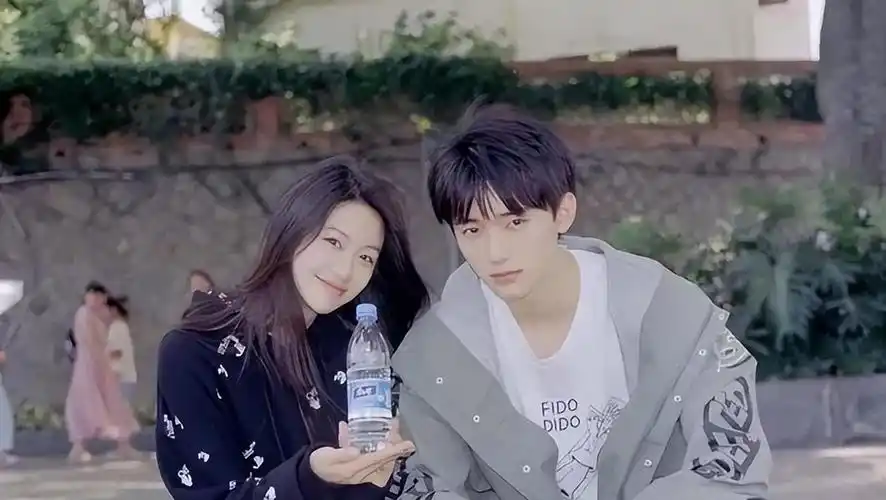 然而,仔细观察三人的社交媒体账号,可以明显看出庄达菲和向涵之之间