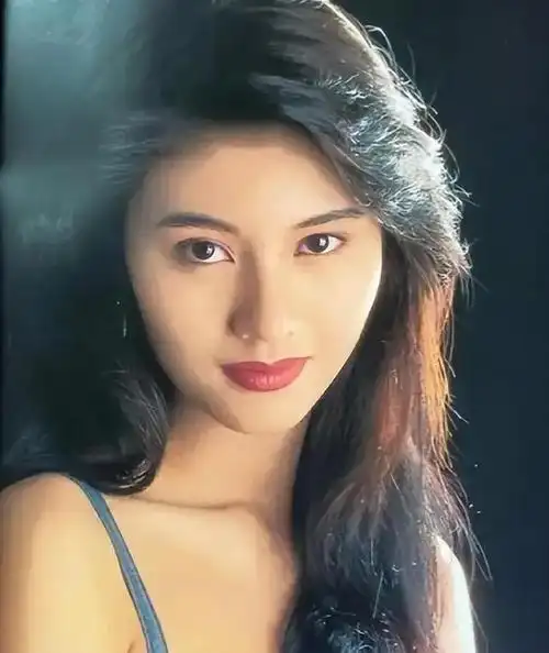 与刘銮雄痴缠10年,却嫁给许晋亨,李嘉欣的坚持和底线都离不开钱