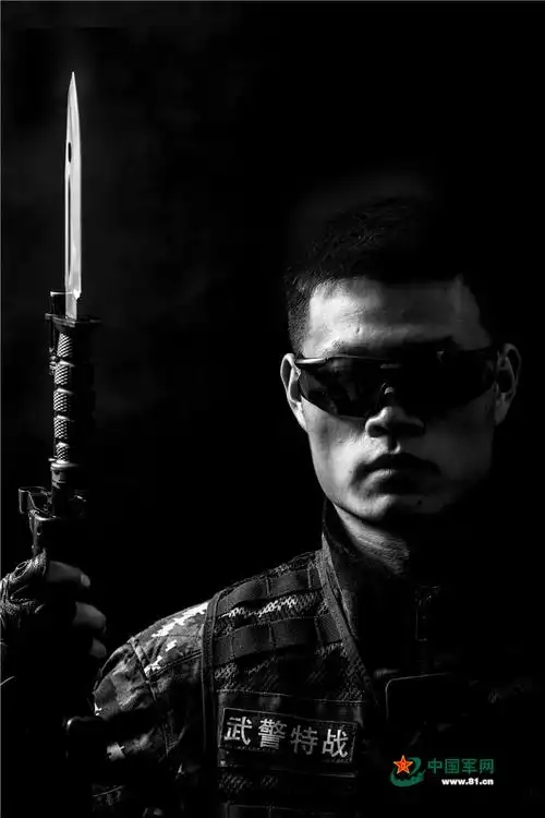 军人风采 今日关注 武警硬汉形象片|嘘,"蓝狐"来了!