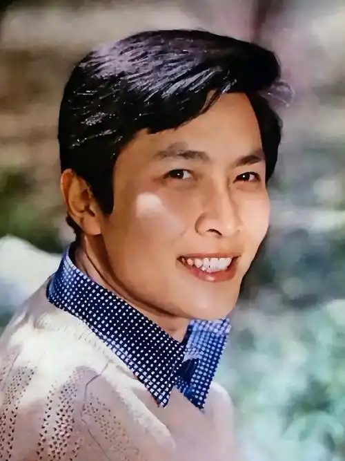 长相俊美又爱吃奶油的唐国强,因为陈冲一句"奶油小生"的调侃,成了国内