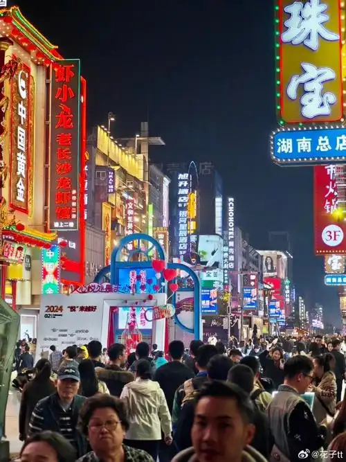 之高的奶茶店依然要排队才能喝上茶颜～    02文和友是一定要打卡的