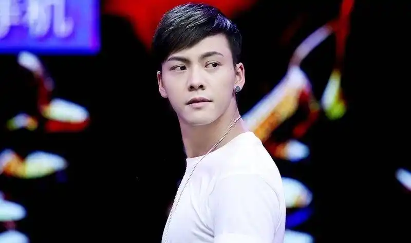 2018年被曝光恋情的四位男神,网友:一大波粉丝都要失恋了