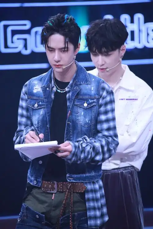 "街舞3"王一博笑言与张艺兴飙舞过瘾 钟汉良笑谈粉丝彩虹屁