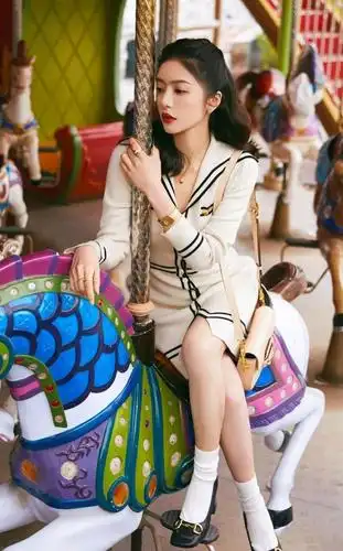 "玉腿纤细,笑容甜美"漂亮蔡文静"废弃游乐场"乘坐旋转木马!