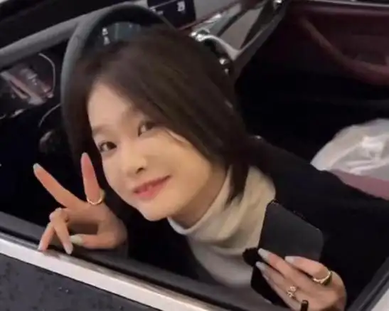 王思聪新女友露面,21岁小美女背着10万包包,豪掷50万给父亲买车