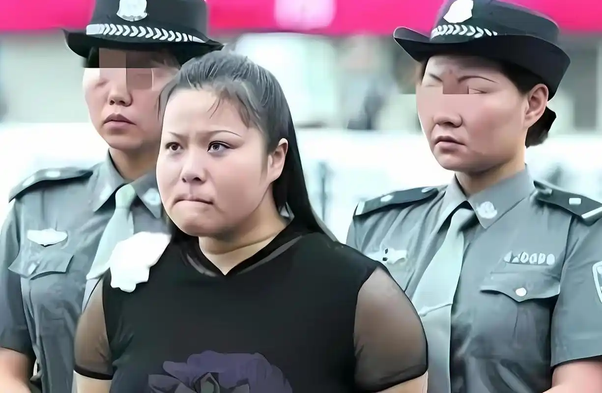 2005年,女毒贩何秀玲在听说自己即将被处决时,无论她如何努力抑制自己