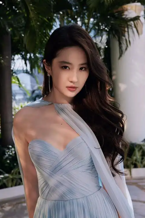 刘亦菲一袭蓝色抹胸纱裙,出席第14届澳门国际电影电视节,并凭借《梦华