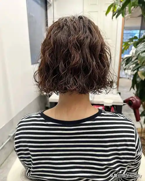 头发少的女性选发型,可以试试全头烫波波头,时尚有型显发量