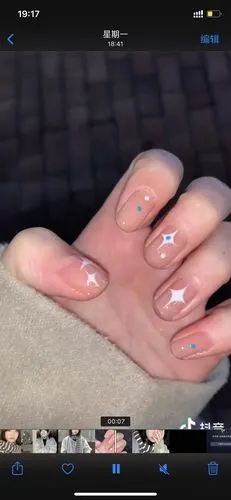 那个美甲图案适合一点呢